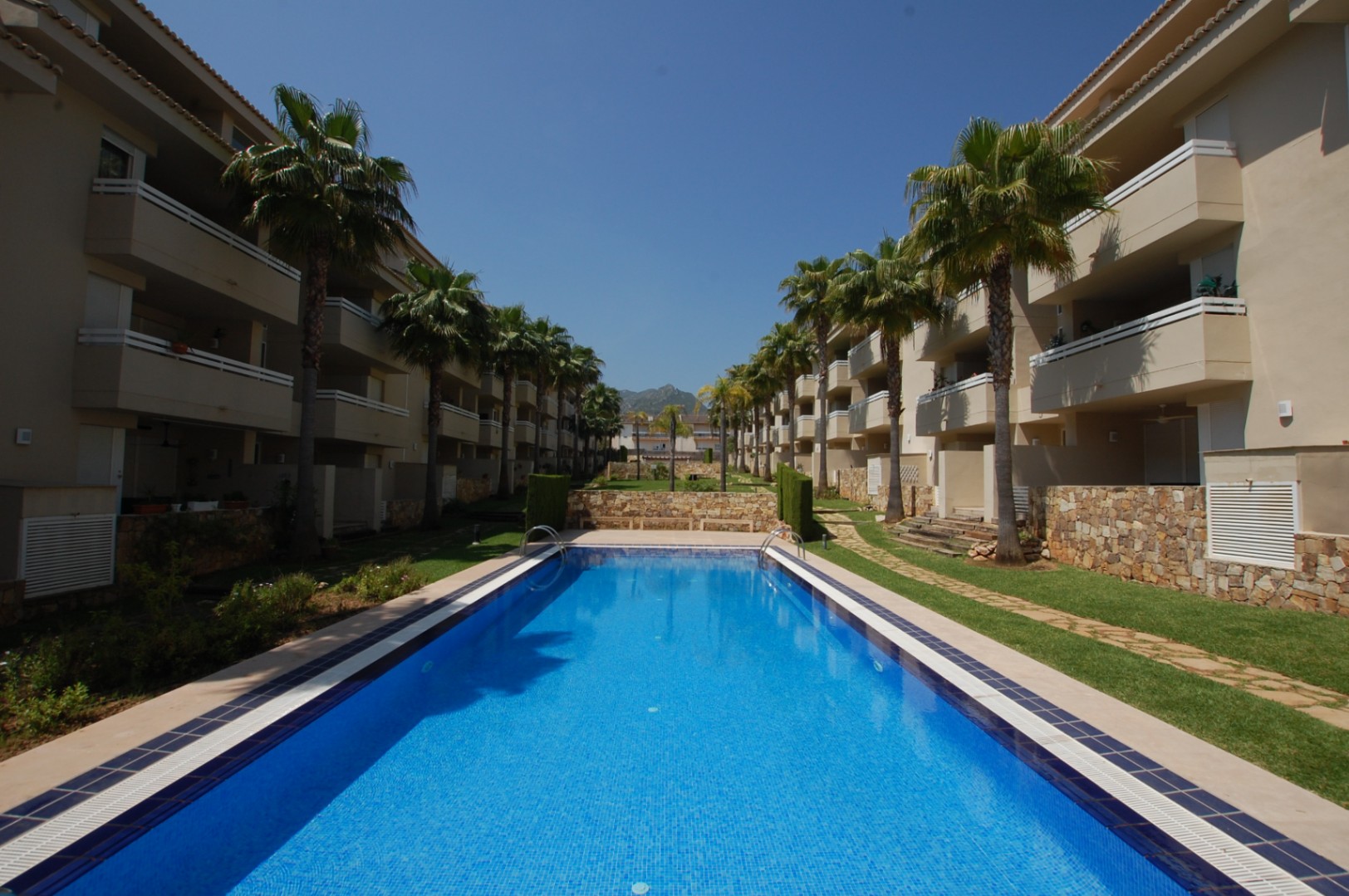 Apartamento en Pego de dos dormitorios, con piscina y zonas ajardinadas