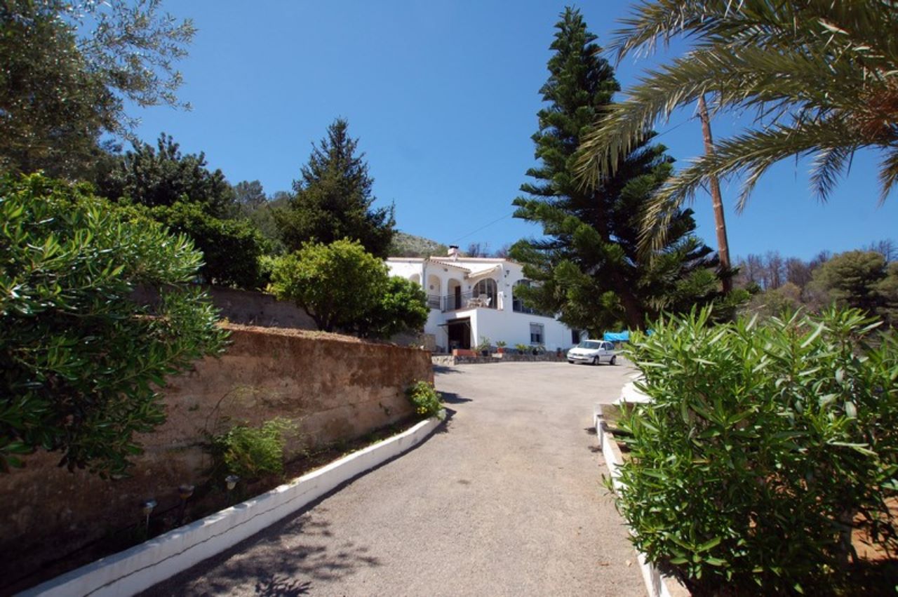 Villa with views just a few km from Pego