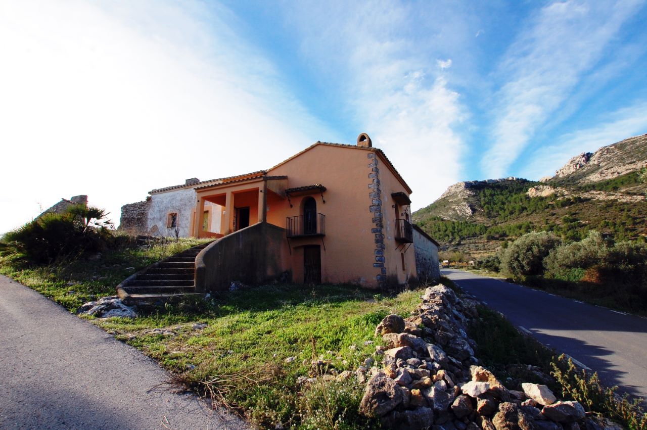 Casa de campo en Xaló con 35.000 m2 de terreno