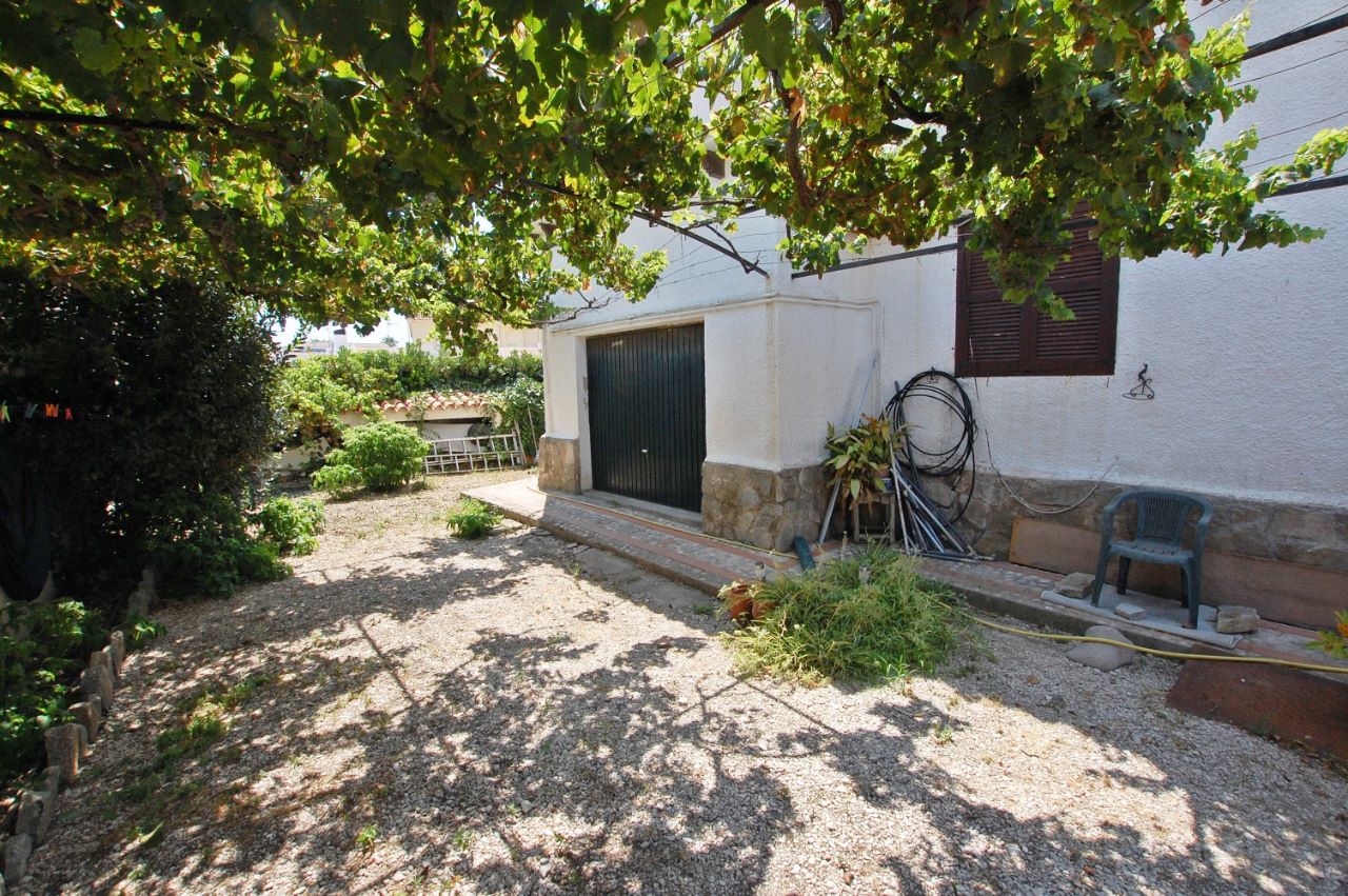 Villa à seulement 50 mètres de la plage d'Almadrava à Els Poblets.