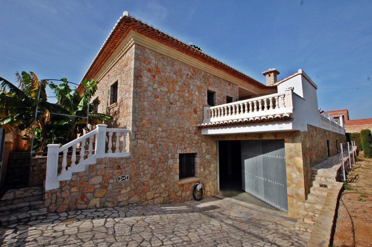 Villa con gran garaje en Pego