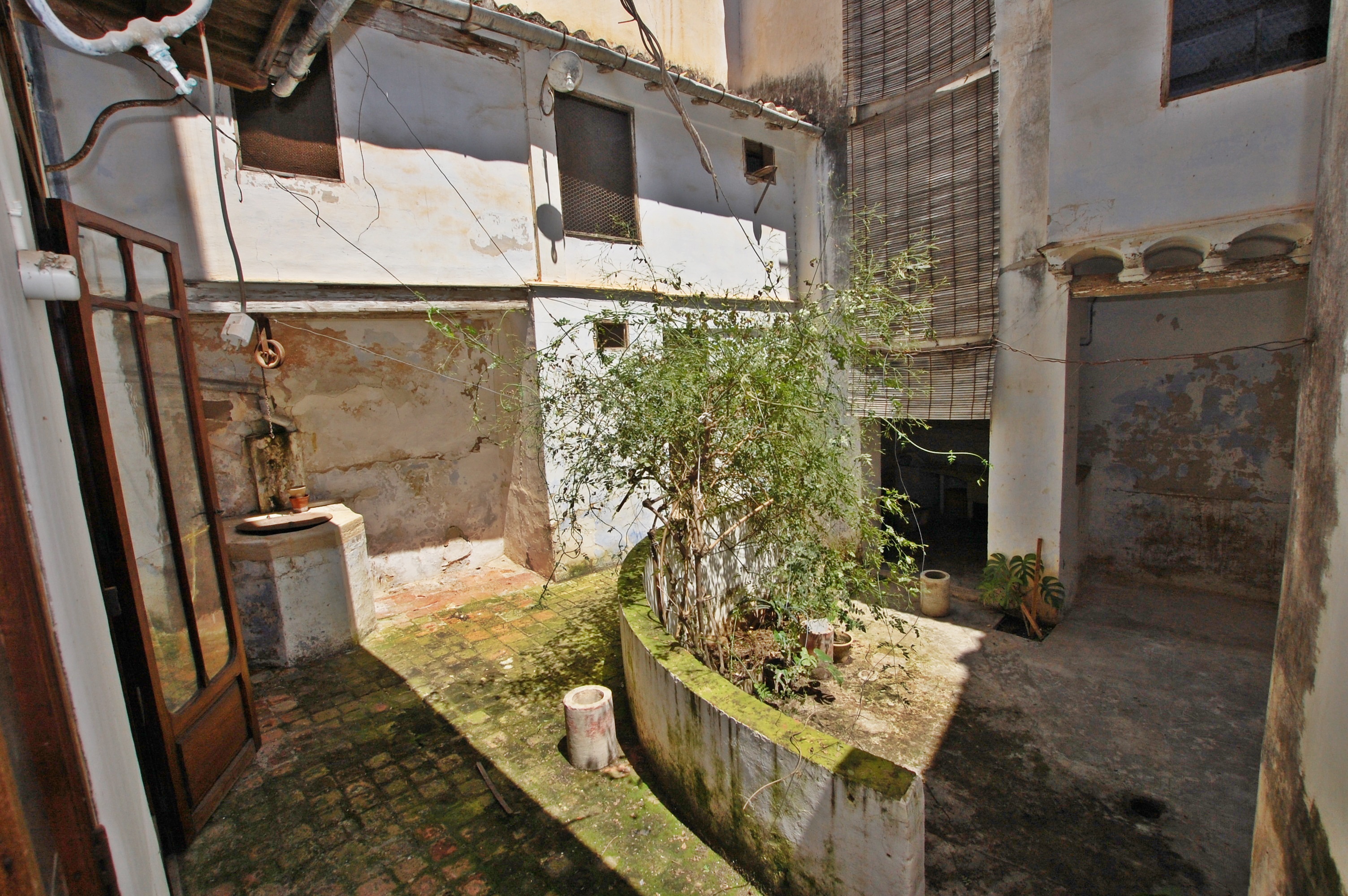Casa señorial con patio y garaje en Pego